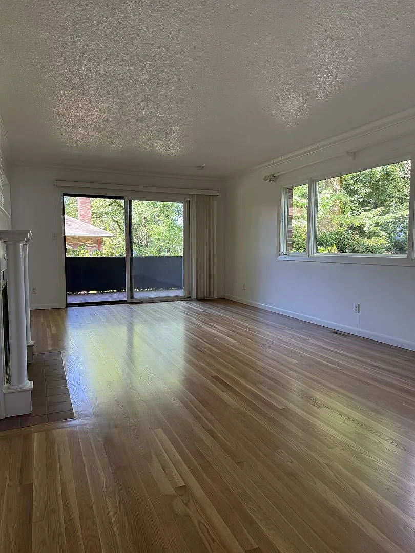 Portland Heights Condos - 2 bed/2 bath unit on quiet tree lined street/1 garage parking space inc... — Photo 3