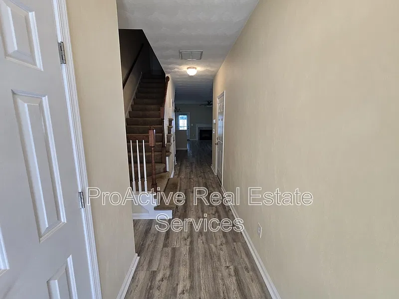 3 bed, 2.5 bath, 1611 sqft, $2,400 — Photo 4