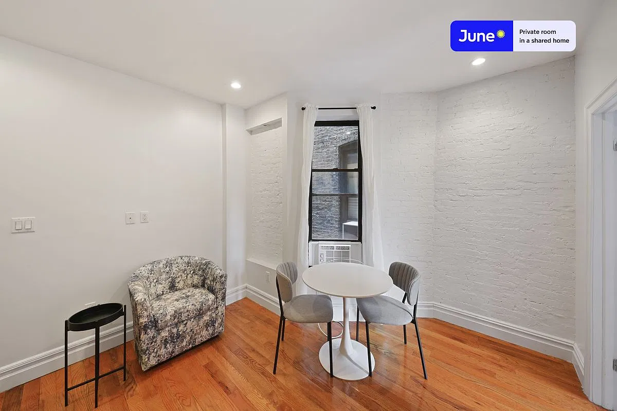 Queen bedroom in 2 bed/1 bath home in Columbus Circle #710 A — Photo 3