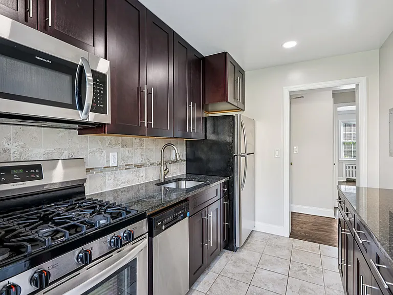 Manley Court Apartments — Photo 10