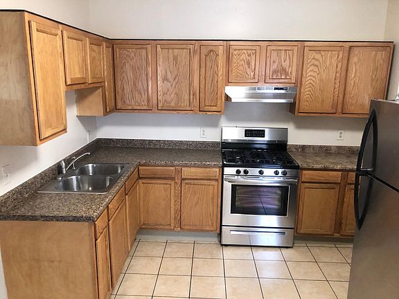 3rd image of 635 Elm St APT 1