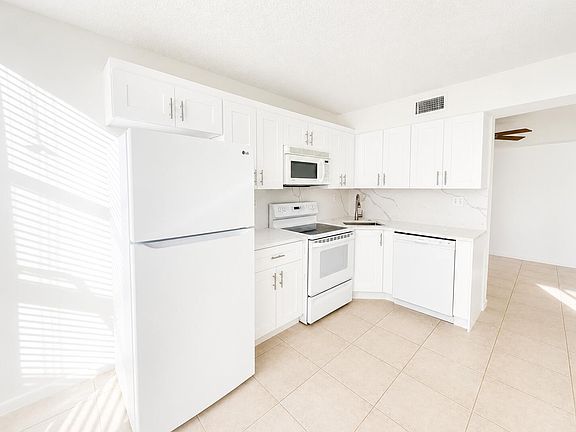 3rd image of 5910 Morningstar Cir APT 202