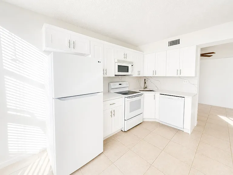 5910 Morningstar Cir #202 — Photo 3