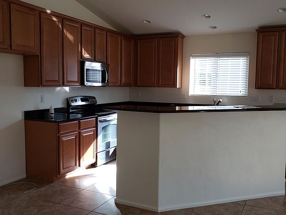 Nice Kitchen, lots of counter space. New Samsung refrigerator