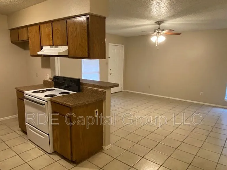 434 NW 23rd St — Photo 3