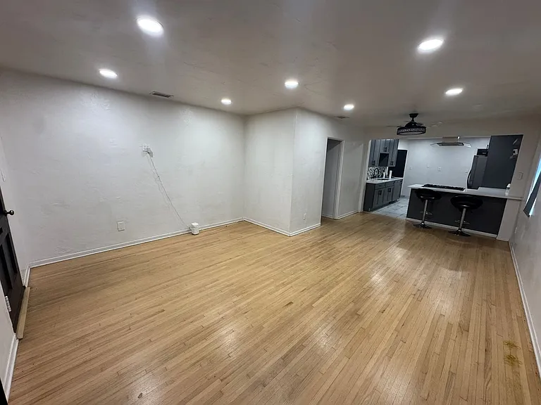 688 Taft Ave — Photo 5