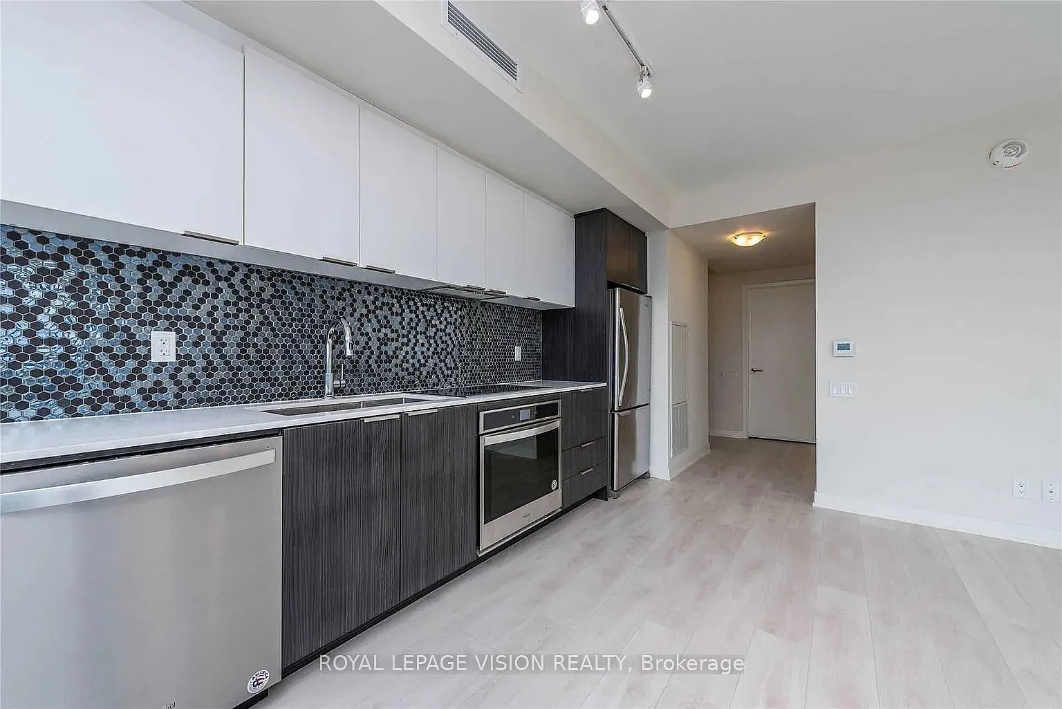 Sonic Condos — Photo 3