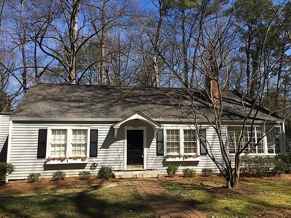 Cute, well maintained cottage. Safe neighborhood. Walk to everything. View of Front yard and house . Note; there is construction being finished next door for a few more months but is a quiet street and neighborhood.