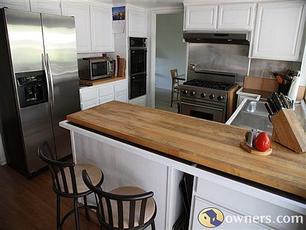 Kitchen with breakfast counter