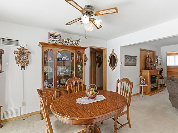 5th image of 809 3rd St SW