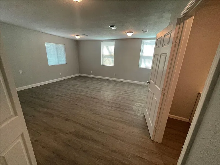 5748 Bowling Dr — Photo 18