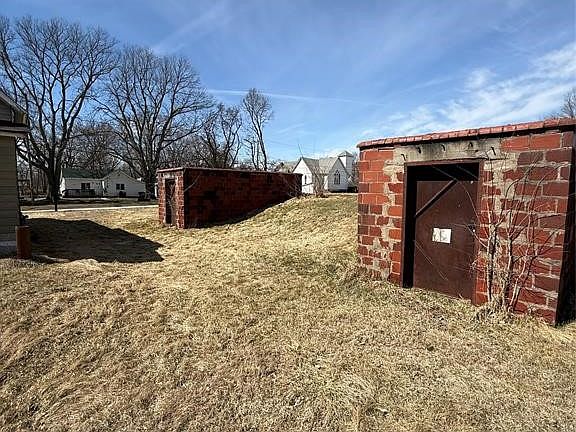 2nd image of 702 2nd St