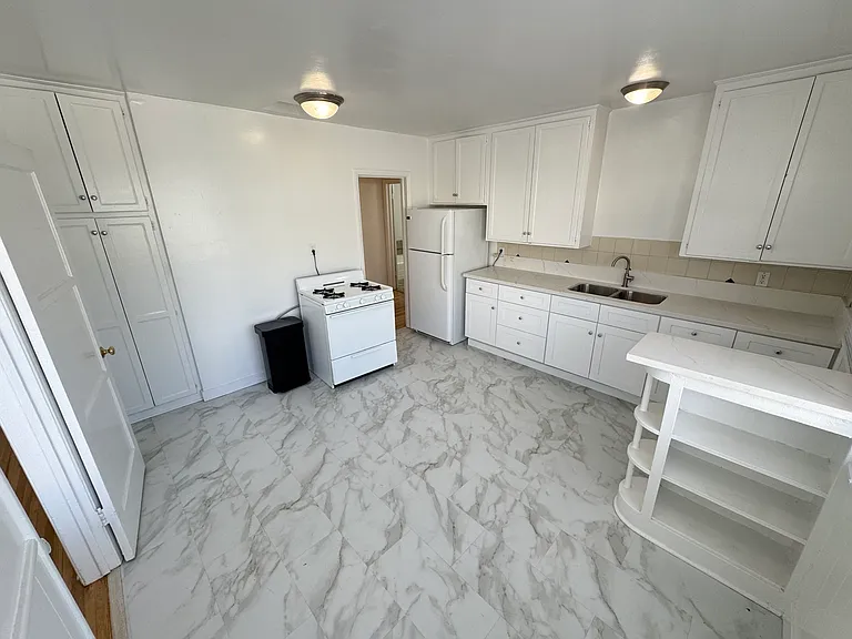 439 N Spaulding Ave — Photo 5