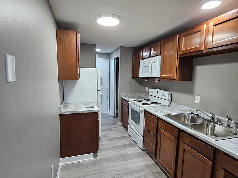 Foster Garden Apartments — Photo 11