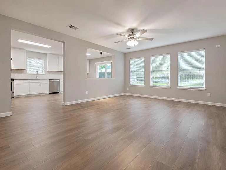 9506 Lasbury Dr — Photo 4