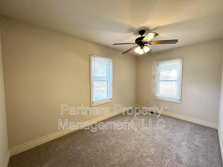 1140 W Hendrix St — Photo 10