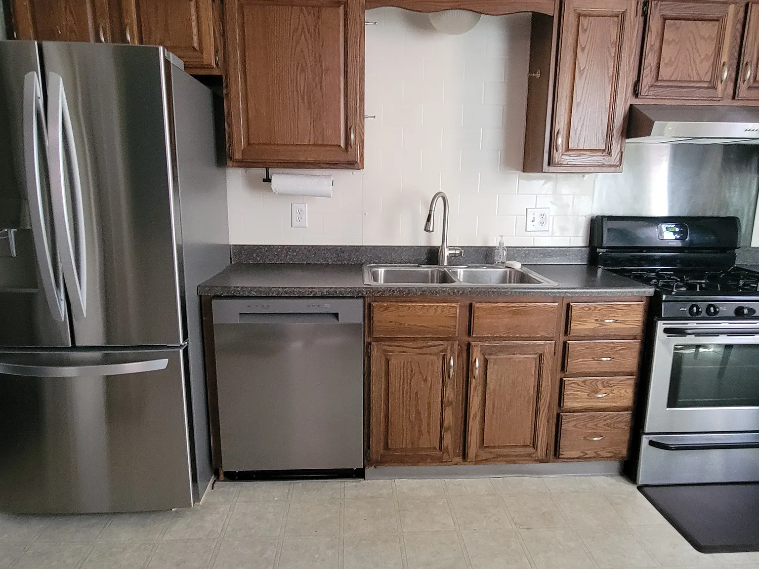 3 bed, $1,800 — Photo 2