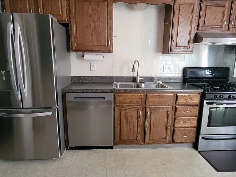 2323 Sarah St — Photo 2