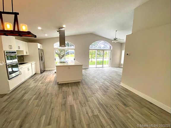 5th image of 901 Garnet Cir