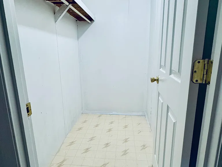 Walk in closet bedroom 3
6x4