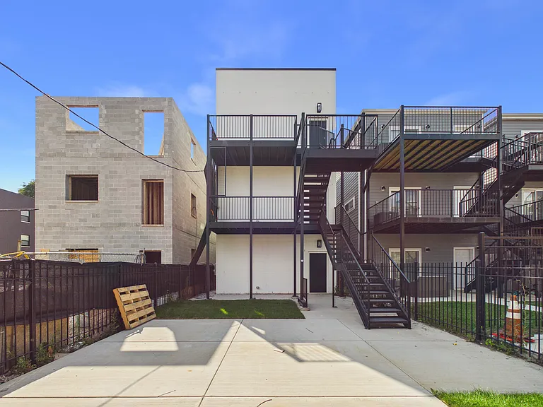4055 S Prairie Ave #3 — Photo 32