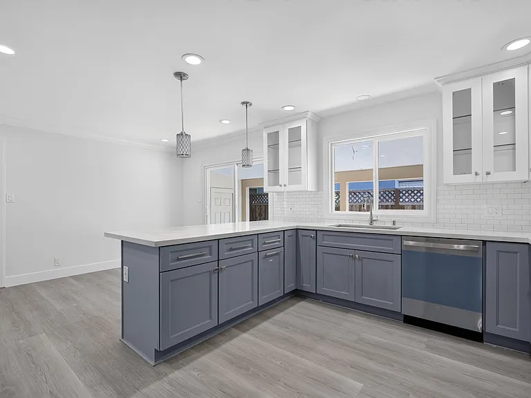 549 N 21st St — Photo 14