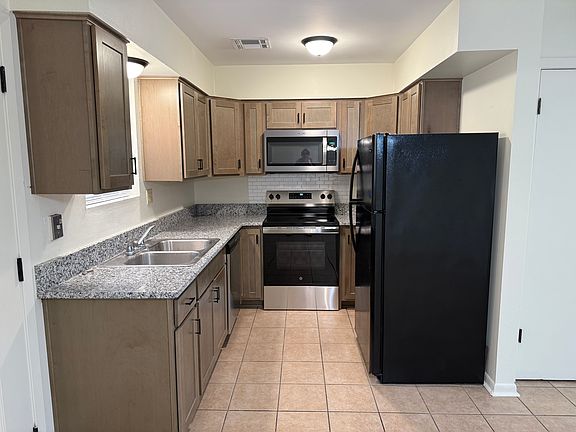 2nd image of 125 Hollywood Ave #C