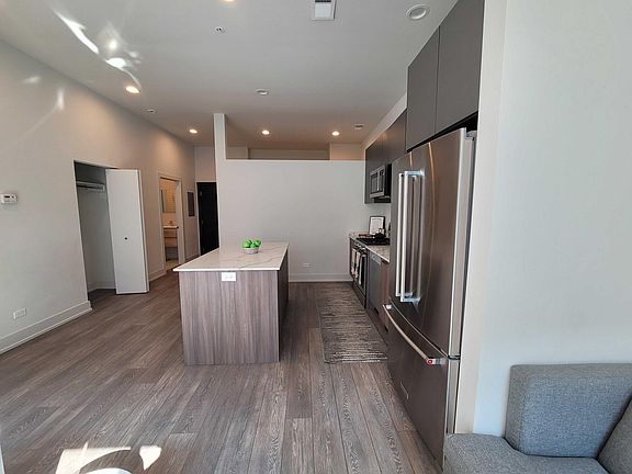 4th image of 851 N Larrabee St #412