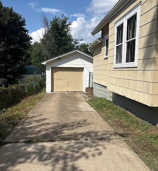 975 Corwin Ave — Photo 2