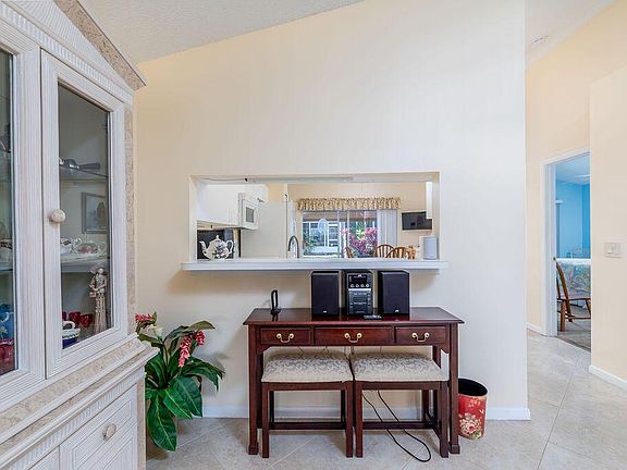 4th image of 637 NW San Remo Cir