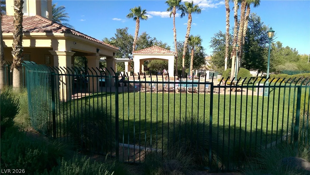 3 bed, 2.0 bath, 1254 sqft, $2,100 — Photo 2