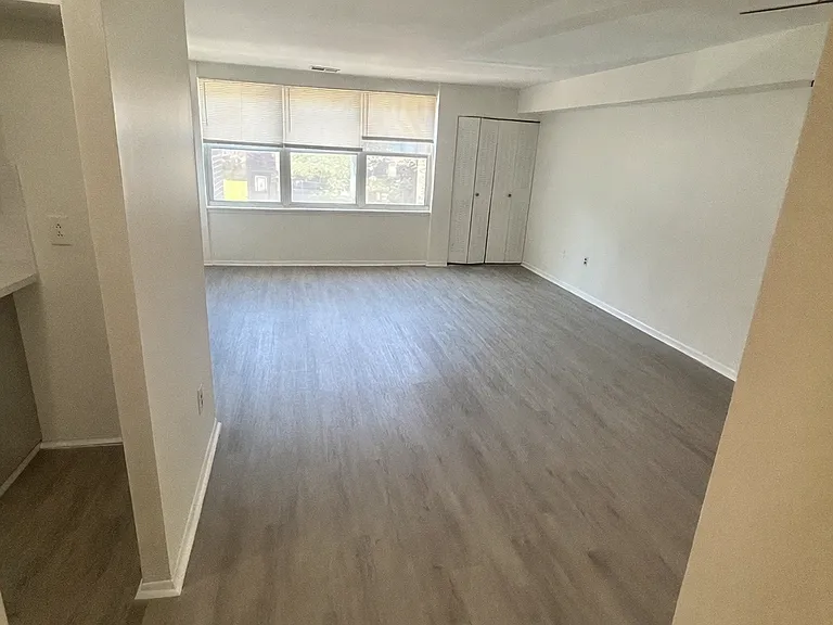 611 Roxborough Ave — Photo 2