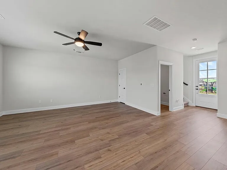 9517 Balmy Ln — Photo 5