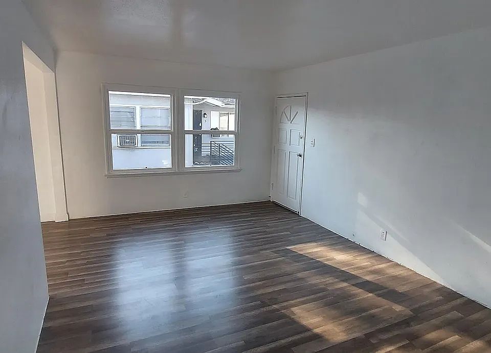 2nd image of 14759 Vanowen St #1/3