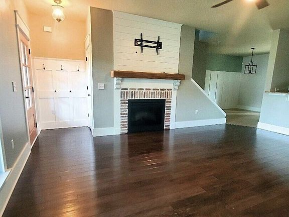 3rd image of 2549 Redford Dr