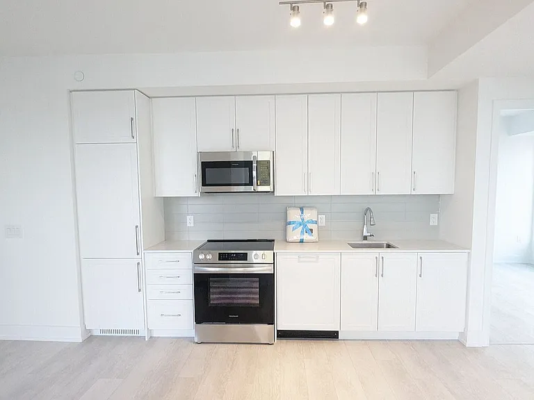 2450 Old Bronte Rd #409 — Photo 3