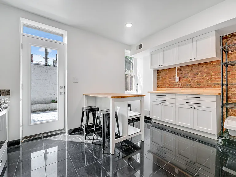 406 Elm St NW — Photo 4