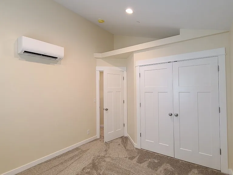 Vaulted ceilings with lots of storage