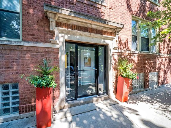 2nd image of 2316 W Byron St #3