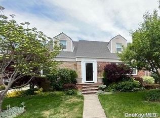 23 Meadowbrook Ln, Valley Stream, NY 11580