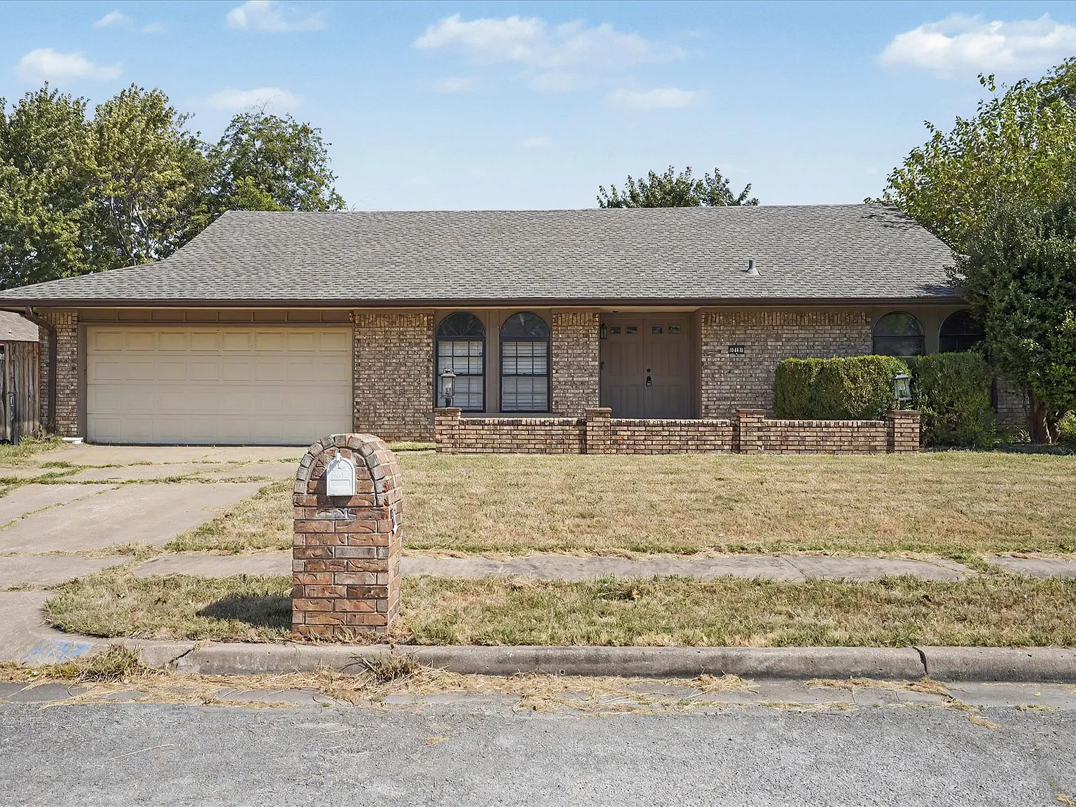 3 bed, 2.0 bath, 1963 sqft, $2,100 — Photo 1