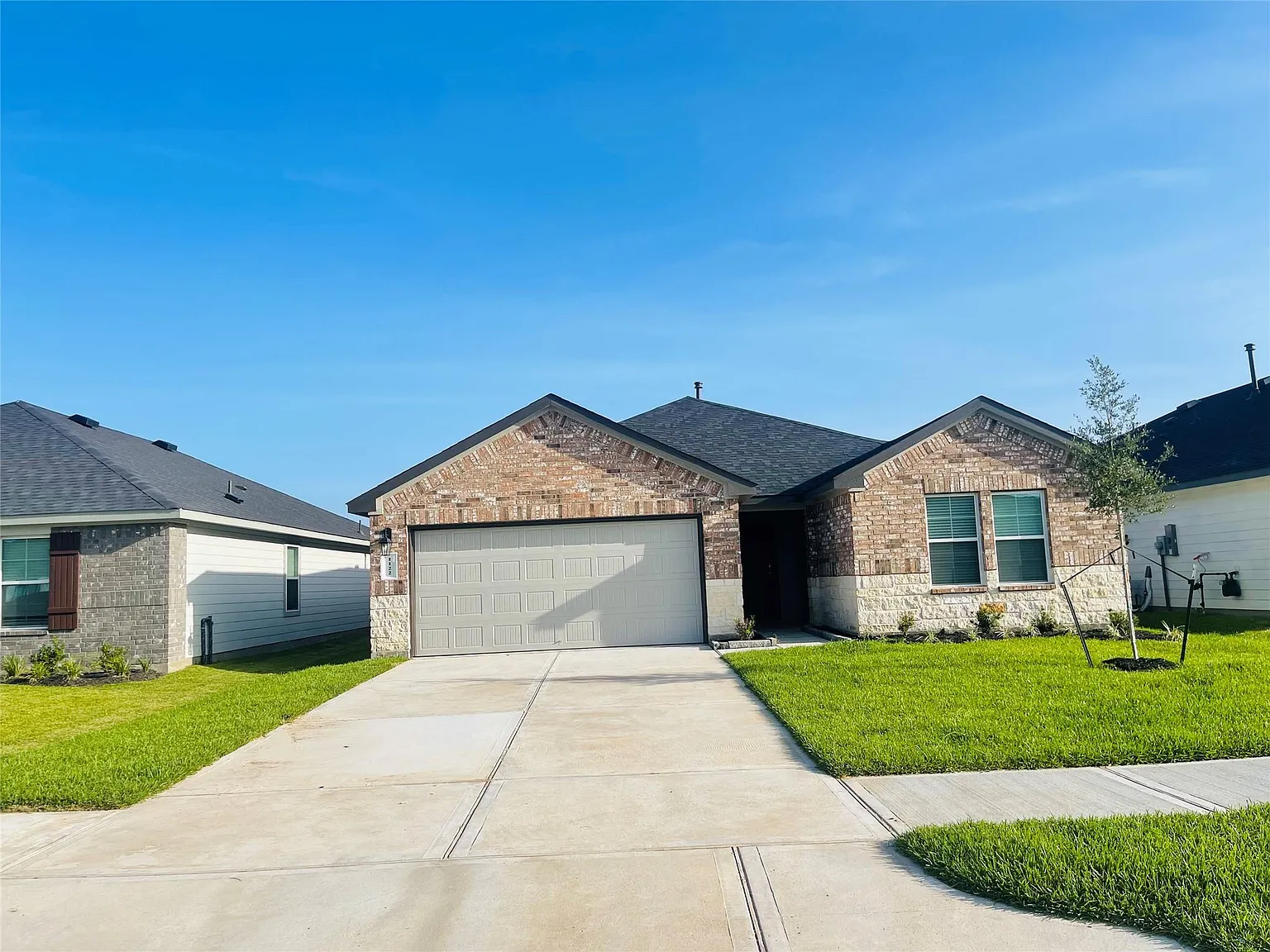5 bed, 2.0 bath, 1949 sqft, $2,400 — Photo 1