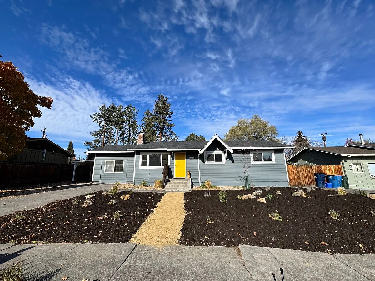 Building Photo - 1240 NE Watson Dr
