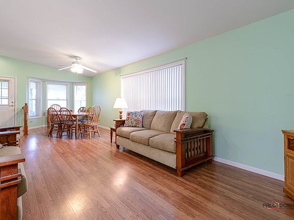 3rd image of 1 Surrey Ct