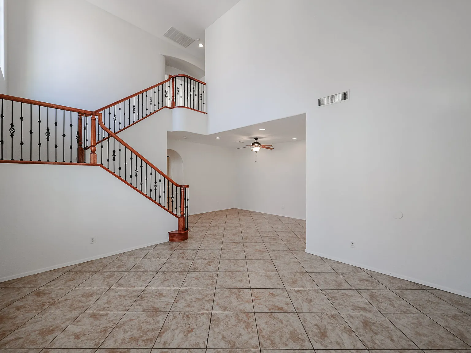 4 bed, 2544 sqft, $2,650 — Photo 3
