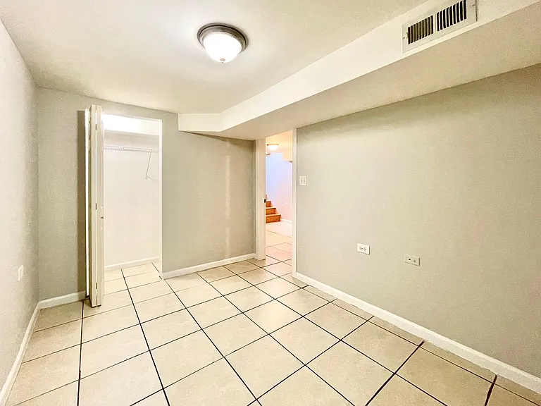 1644 N California Ave — Photo 27