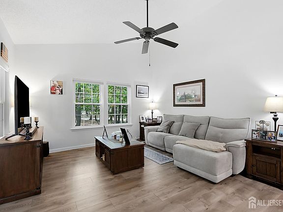4th image of 10 Bayberry Ct