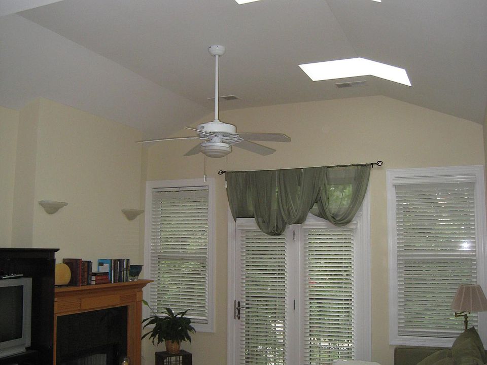 1st image of 2719 N Kenmore # 3 Ave