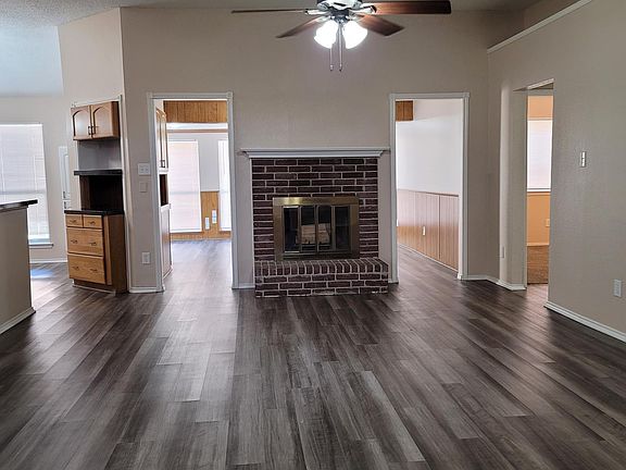 2nd image of 225 W Willow Creek Dr