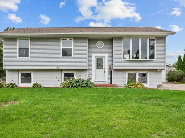 1895 Tam O Shanter Dr, Bettendorf, IA 52722